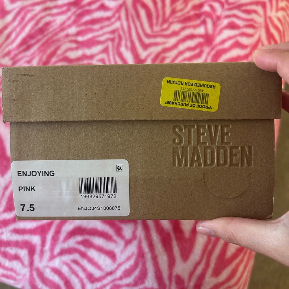 Steve Madden enjoying Pink Heels - Picture 2 of 2